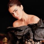 Kriti Sanon Instagram - There’s something about Black & White - pictures and outfits! 🖤🤍 Outfit- @richardquinn HMU- @aasifahmedofficial @adrianjacobsofficial Styled by- @sukritigrover Styling Team- @vanigupta.23 Photographer- @anoop.devaraj