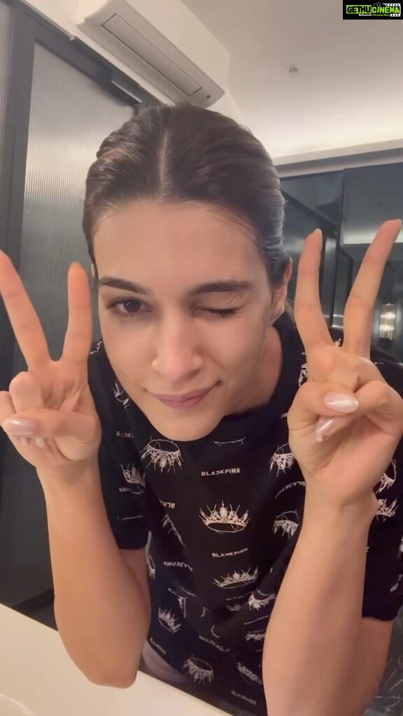 Kriti Sanon Instagram - Best feeling post packup- to get all that makeup, spf and dirt off my face! 🫶🏻🌸 I swear by Double Cleanse: 1. Removing makeup using Micellar water/cleansing balm/cleansing oil or any makeup remover. I love cleansing oils. 🫶🏻 2. A final cleanse- Facewash 💁🏻‍♀️👍🏻 #SkincareTip 💋