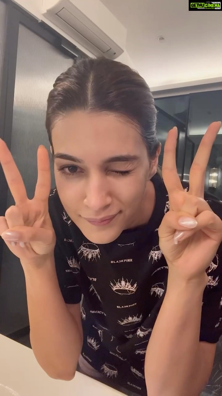 Kriti Sanon Instagram - Best feeling post packup- to get all that makeup, spf and dirt off my face! π«Άπ»πΈ I swear by Double Cleanse: 1. Removing makeup using Micellar water/cleansing balm/cleansing oil or any makeup remover. I love cleansing oils. π«Άπ» 2. A final cleanse- Facewash ππ»ββοΈππ» #SkincareTip π