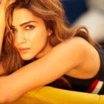 Kriti Sanon Instagram - #SunshineGirl ☀️ @avigowariker thank you for carrying your own little sun! 🥰☀️ #PostPackUp