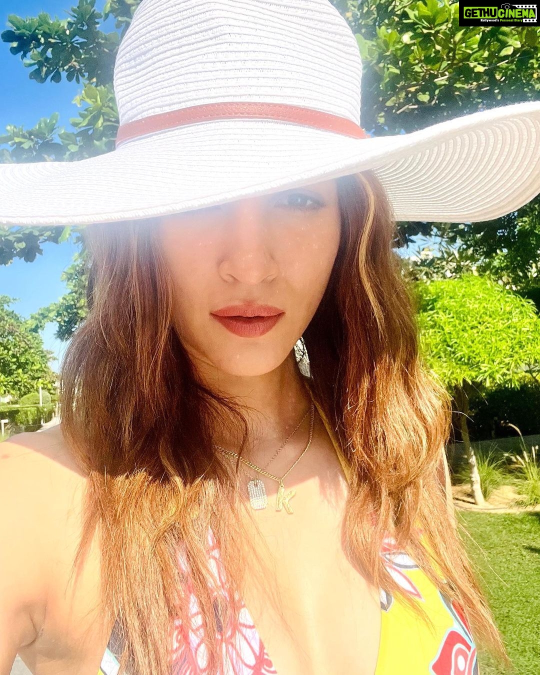 Kriti Sanon Instagram - My happy place! β€οΈ Starting 2023 on a beachy sunny note! βοΈ π Warmth of the sun, salty tresses and gratitude in my heart! 2023- I have a good feeling about you π§Ώπ