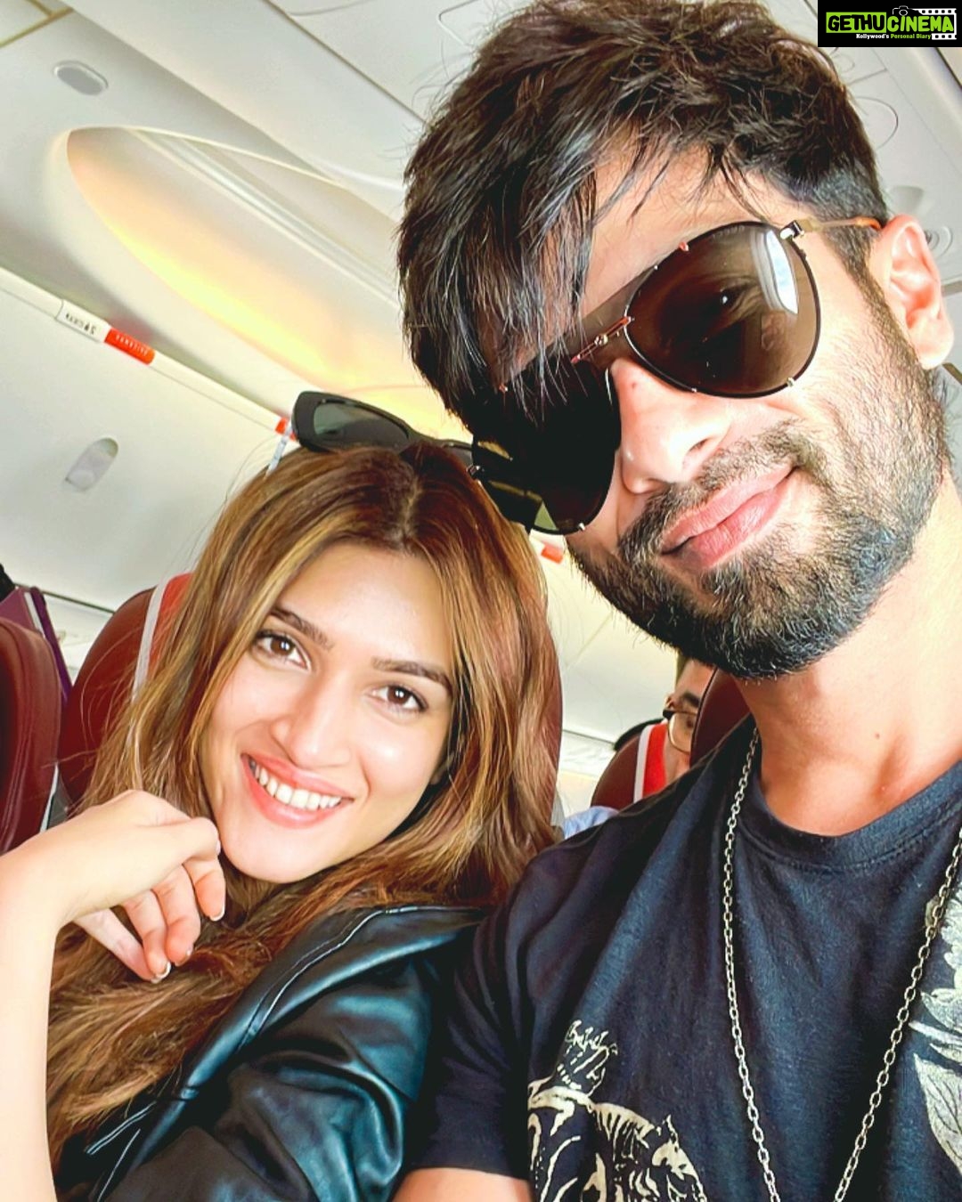 Kriti Sanon Instagram - KS & SK 💕 @shahidkapoor