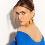 Kriti Sanon Instagram - Blue Butterfly 🦋 #ShehzadaPromotions @lamajouniofficial Hmu: @adrianjacobsofficial @aasifahmedofficial Styling: @sukritigrover 📸: @visualaffairs_va
