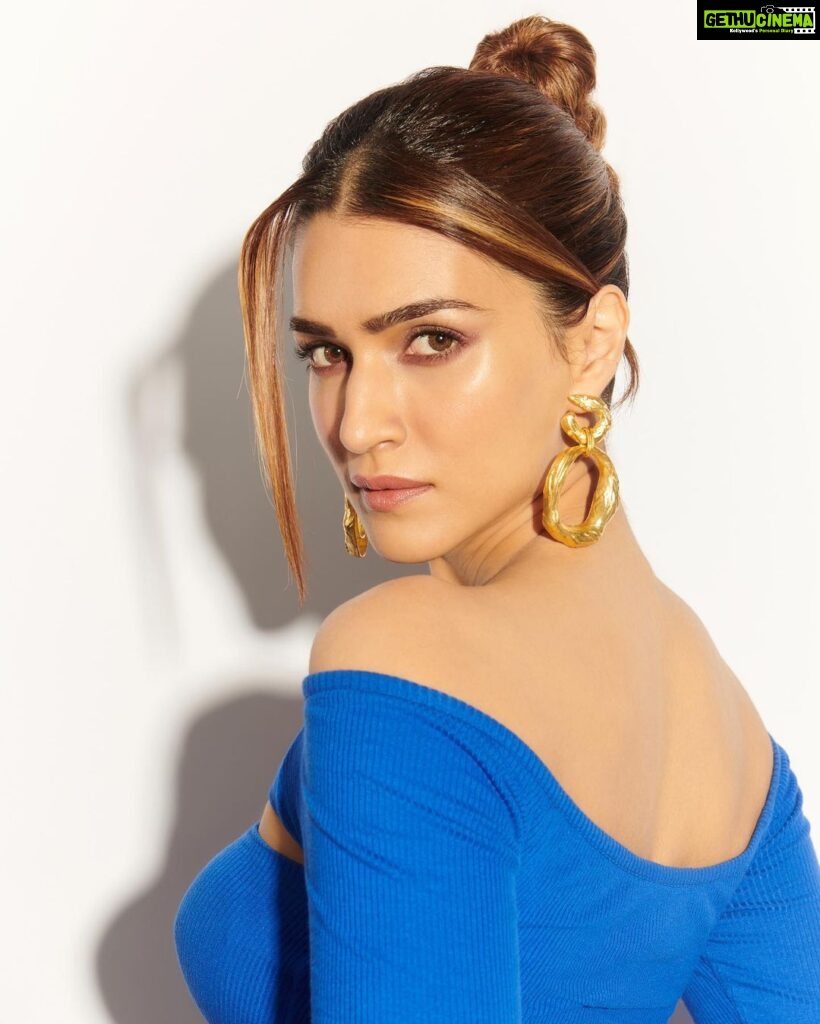 Kriti Sanon Instagram - Blue Butterfly 🦋 #ShehzadaPromotions @lamajouniofficial Hmu: @adrianjacobsofficial @aasifahmedofficial Styling: @sukritigrover 📸: @visualaffairs_va