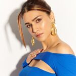 Kriti Sanon Instagram - Blue Butterfly 🦋 #ShehzadaPromotions @lamajouniofficial Hmu: @adrianjacobsofficial @aasifahmedofficial Styling: @sukritigrover 📸: @visualaffairs_va