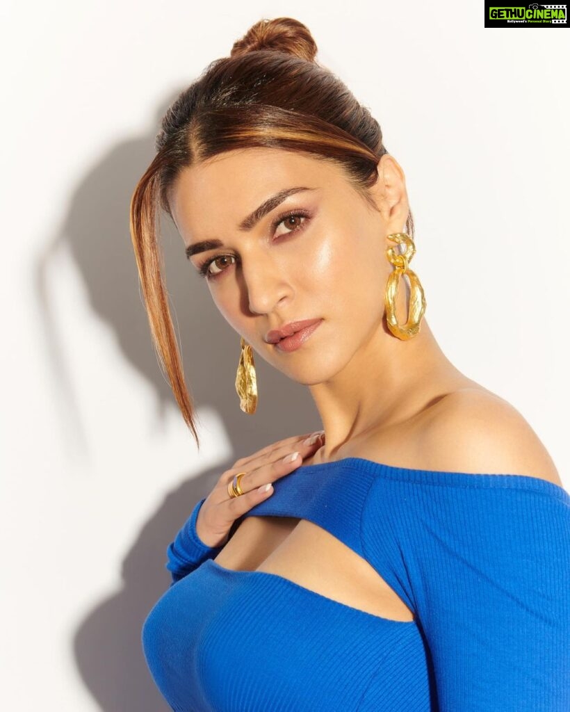 Kriti Sanon Instagram - Blue Butterfly 🦋 #ShehzadaPromotions @lamajouniofficial Hmu: @adrianjacobsofficial @aasifahmedofficial Styling: @sukritigrover 📸: @visualaffairs_va