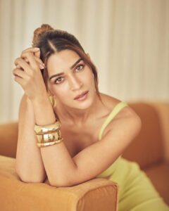 Kriti Sanon Instagram - Daydreaming in style! 🫦👀

Styled by @sukritigrover 
HMU @aasifahmedofficial @kavyesharmaofficial 
📸 @sheldon.santos
#ShehzadaPromotions