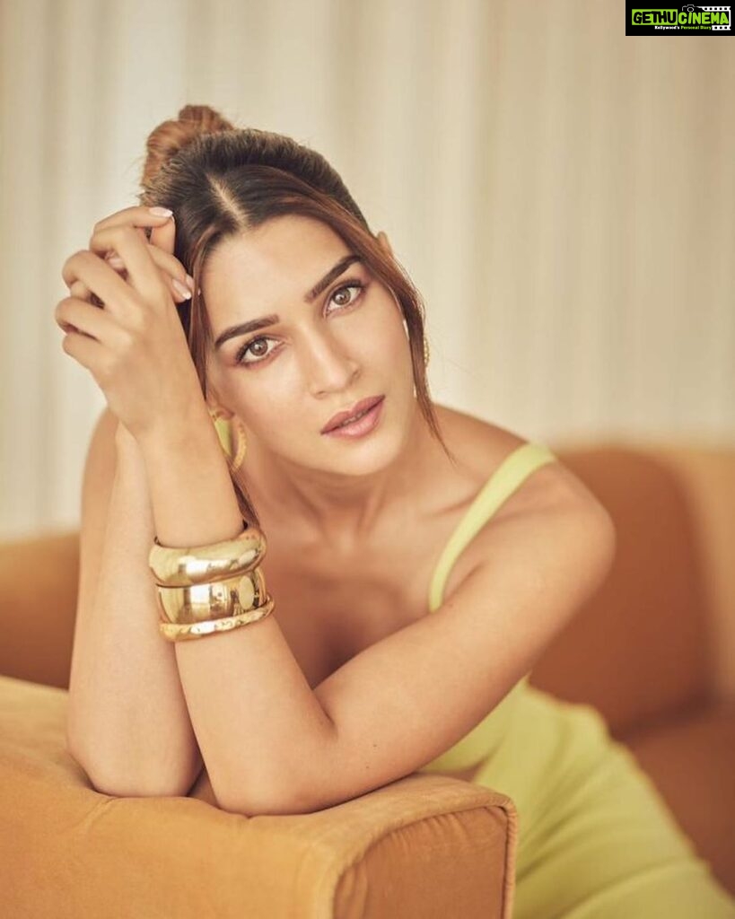 Kriti Sanon Instagram - Daydreaming in style! 🫦👀 Styled by @sukritigrover HMU @aasifahmedofficial @kavyesharmaofficial 📸 @sheldon.santos #ShehzadaPromotions