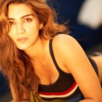 Kriti Sanon Instagram - #SunshineGirl ☀️ @avigowariker thank you for carrying your own little sun! 🥰☀️ #PostPackUp