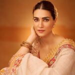 Kriti Sanon Instagram - ♥️ @abujanisandeepkhosla HMU - @aasifahmedofficial @adrianjacobsofficial Styled by - @sukritigrover Assisted by- @vanigupta.23 📸- @tejasnerurkarr