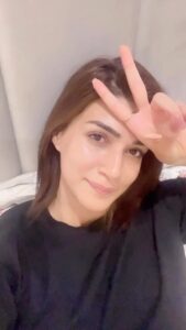 Kriti Sanon Instagram - Pampered skin, exhausted eyes, grateful heart and a happy soul after a good shoot day.. 🫶🏻 🦋 The excitement of sleeping without an alarm after so long! Uff!! 😌 Goodnight world! 💋✌️