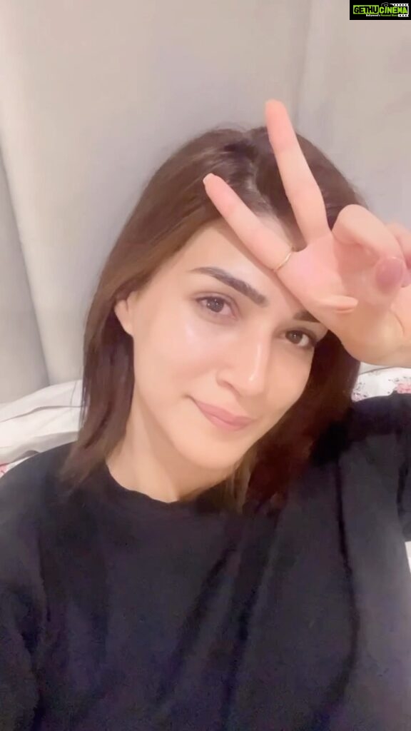 Kriti Sanon Instagram - Pampered skin, exhausted eyes, grateful heart and a happy soul after a good shoot day.. 🫶🏻 🦋 The excitement of sleeping without an alarm after so long! Uff!! 😌 Goodnight world! 💋✌️