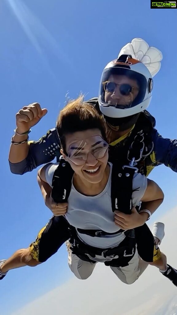 Kriti Sanon Instagram - Jumping out of my comfort zone! Quite literally!! 🤪 Wat an incredible experience!! Ticking off my bucket list ✅ #SkyDiving