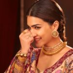 Kriti Sanon Instagram - Jai Siya Ram 🙏🏻🏹♥️ Ayodhya Tales Shawl- @shaza.lifestyle Outfit @sukritiandaakritiofficial HMU- @aasifahmedofficial @adrianjacobsofficial Styled by: @sukritigrover Styling team @vanigupta.23 Photographer : @tejasnerurkarr