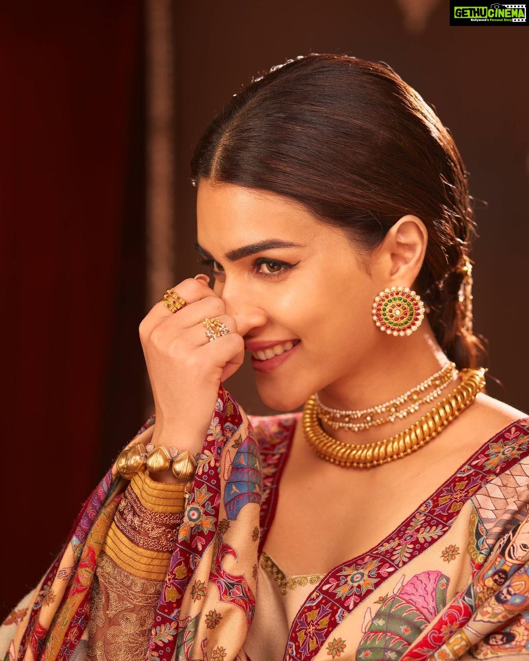 Kriti Sanon Instagram - Jai Siya Ram ππ»πΉβ₯οΈ Ayodhya Tales Shawl- @shaza.lifestyle Outfit @sukritiandaakritiofficial HMU- @aasifahmedofficial @adrianjacobsofficial Styled by: @sukritigrover Styling team @vanigupta.23 Photographer : @tejasnerurkarr