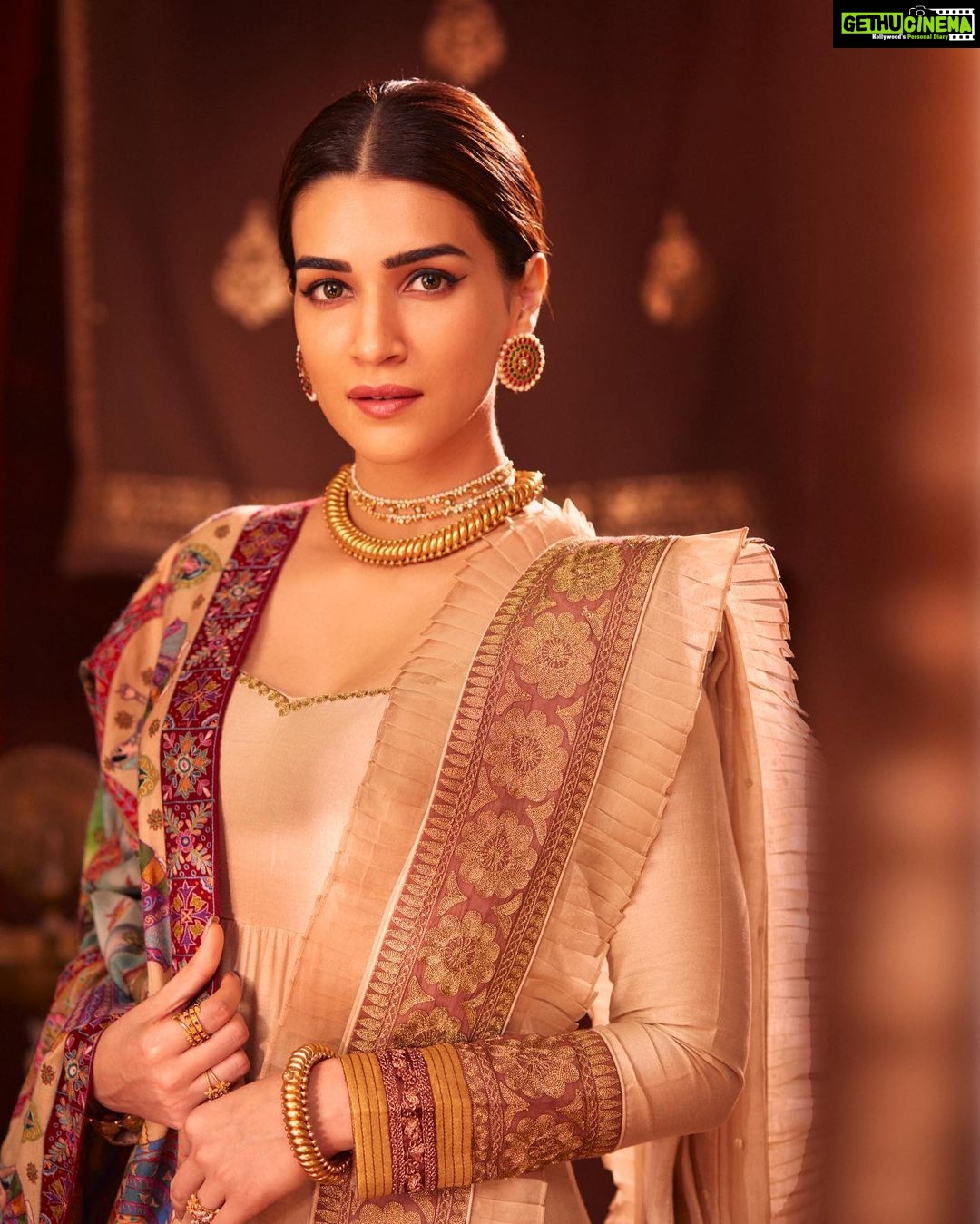 Kriti Sanon Instagram - Jai Siya Ram ππ»πΉβ₯οΈ Ayodhya Tales Shawl- @shaza.lifestyle Outfit @sukritiandaakritiofficial HMU- @aasifahmedofficial @adrianjacobsofficial Styled by: @sukritigrover Styling team @vanigupta.23 Photographer : @tejasnerurkarr