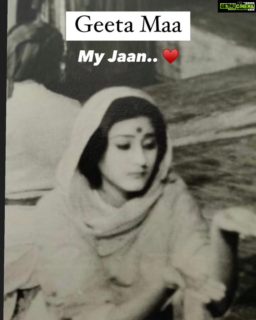Kriti Sanon Instagram - My Janaki and My Jaan.. ♥️♥️🥰 (Swipe) @geeta_sanon i love you my prettiest woman! 😍