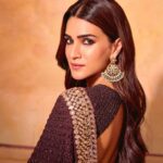 Kriti Sanon Instagram - There’s no prettier outfit than a Saree! Period! 🤎 Customised by @arpitamehtaofficial Thanks Arpita for such a beautiful piece! HMU- @aasifahmedofficial @kavyesharmaofficial @hairbytabassum Styled by: @sukritigrover Style Team: @vanigupta.23 Photographer : @tejasnerurkarr