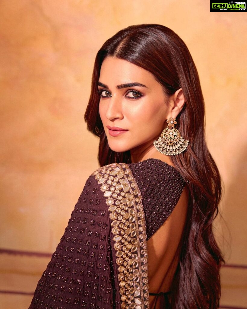 Kriti Sanon Instagram - There’s no prettier outfit than a Saree! Period! 🤎 Customised by @arpitamehtaofficial Thanks Arpita for such a beautiful piece! HMU- @aasifahmedofficial @kavyesharmaofficial @hairbytabassum Styled by: @sukritigrover Style Team: @vanigupta.23 Photographer : @tejasnerurkarr