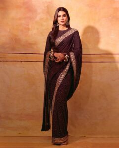 Kriti Sanon Instagram - There’s no prettier outfit than a Saree! Period! 🤎

Customised by @arpitamehtaofficial 
Thanks Arpita for such a beautiful piece! 

HMU- @aasifahmedofficial @kavyesharmaofficial @hairbytabassum 
Styled by: @sukritigrover
Style Team: @vanigupta.23
Photographer : @tejasnerurkarr