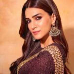 Kriti Sanon Instagram - There’s no prettier outfit than a Saree! Period! 🤎 Customised by @arpitamehtaofficial Thanks Arpita for such a beautiful piece! HMU- @aasifahmedofficial @kavyesharmaofficial @hairbytabassum Styled by: @sukritigrover Style Team: @vanigupta.23 Photographer : @tejasnerurkarr