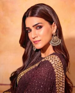 Kriti Sanon Instagram - There’s no prettier outfit than a Saree! Period! 🤎

Customised by @arpitamehtaofficial 
Thanks Arpita for such a beautiful piece! 

HMU- @aasifahmedofficial @kavyesharmaofficial @hairbytabassum 
Styled by: @sukritigrover
Style Team: @vanigupta.23
Photographer : @tejasnerurkarr
