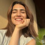 Kriti Sanon Instagram - Gimme some Sun ☀️ (& Sunscreen) and watch me glow! ✨ Happy Sunday Everyone! 🥰♥️☀️ #NoFilterNoMakeup