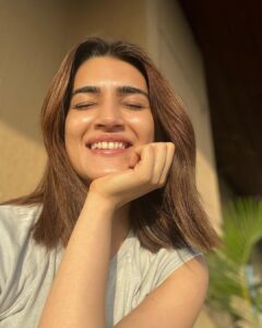 Kriti Sanon Instagram - Gimme some Sun ☀️ (& Sunscreen) and watch me glow! ✨ 

Happy Sunday Everyone! 🥰♥️☀️
#NoFilterNoMakeup