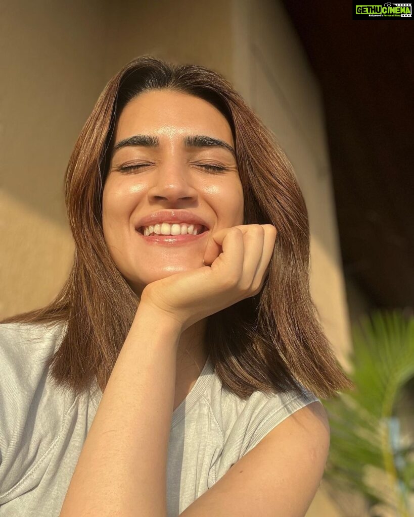 Kriti Sanon Instagram - Gimme some Sun ☀️ (& Sunscreen) and watch me glow! ✨ Happy Sunday Everyone! 🥰♥️☀️ #NoFilterNoMakeup