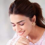 Kriti Sanon Instagram - 💜💜 @anjulbhandari HMU- @aasifahmedofficial @kavyesharmaofficial Styled by: @sukritigrover Style Team: @vanigupta.23 Photographer : @tejasnerurkarr