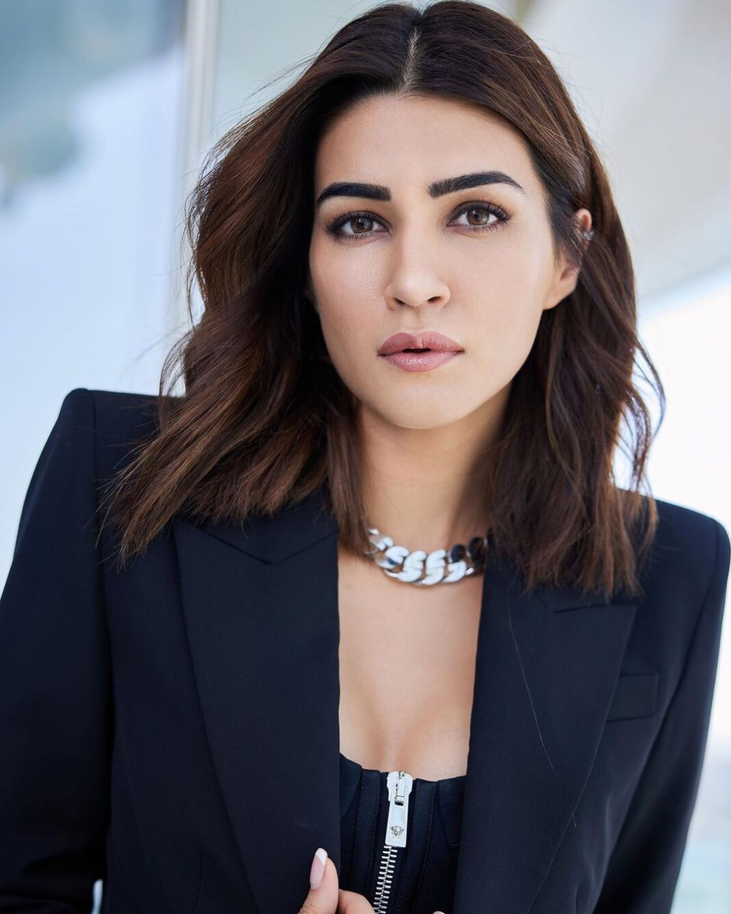 Kriti Sanon Instagram - Own It! 🖤 Outfit- @versace HMU- @aasifahmedofficial @adrianjacobsofficial Styled by- @sukritigrover Styling Team- @vanigupta.23 Photographer- @anoop.devaraj