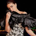 Kriti Sanon Instagram - There’s something about Black & White - pictures and outfits! 🖤🤍 Outfit- @richardquinn HMU- @aasifahmedofficial @adrianjacobsofficial Styled by- @sukritigrover Styling Team- @vanigupta.23 Photographer- @anoop.devaraj