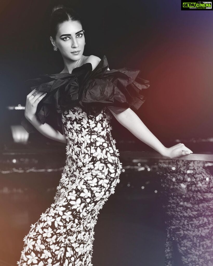 Kriti Sanon Instagram - There’s something about Black & White - pictures and outfits! 🖤🤍 Outfit- @richardquinn HMU- @aasifahmedofficial @adrianjacobsofficial Styled by- @sukritigrover Styling Team- @vanigupta.23 Photographer- @anoop.devaraj