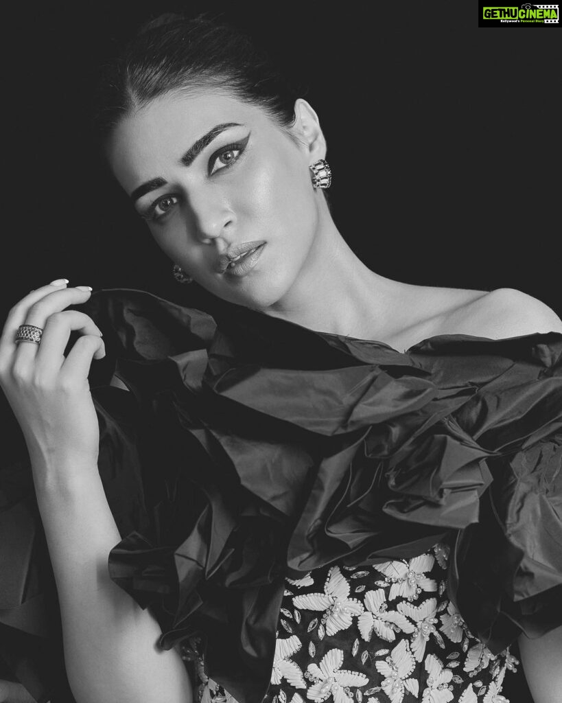 Kriti Sanon Instagram - There’s something about Black & White - pictures and outfits! 🖤🤍 Outfit- @richardquinn HMU- @aasifahmedofficial @adrianjacobsofficial Styled by- @sukritigrover Styling Team- @vanigupta.23 Photographer- @anoop.devaraj