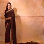 Kriti Sanon Instagram – There’s no prettier outfit than a Saree! Period! 🤎

Customised by @arpitamehtaofficial 
Thanks Arpita for such a beautiful piece! 

HMU- @aasifahmedofficial @kavyesharmaofficial @hairbytabassum 
Styled by: @sukritigrover
Style Team: @vanigupta.23
Photographer : @tejasnerurkarr