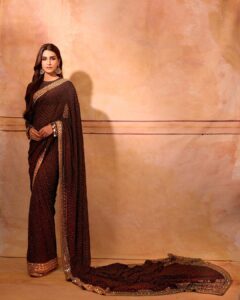 Kriti Sanon Instagram - There’s no prettier outfit than a Saree! Period! 🤎

Customised by @arpitamehtaofficial 
Thanks Arpita for such a beautiful piece! 

HMU- @aasifahmedofficial @kavyesharmaofficial @hairbytabassum 
Styled by: @sukritigrover
Style Team: @vanigupta.23
Photographer : @tejasnerurkarr