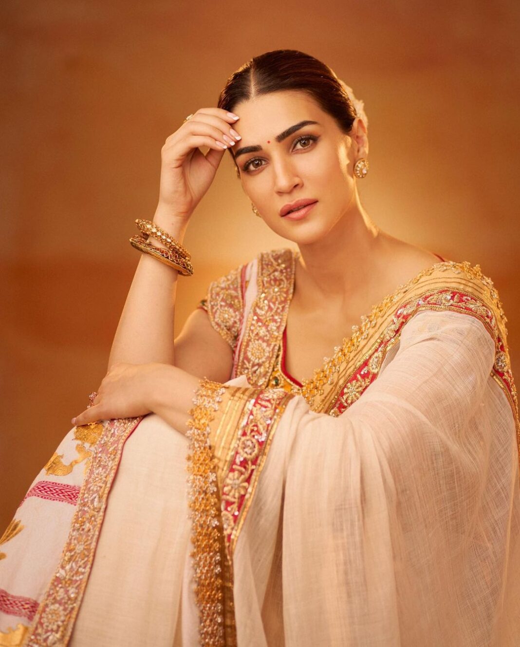 Kriti Sanon Instagram - ♥️ @abujanisandeepkhosla HMU - @aasifahmedofficial @adrianjacobsofficial Styled by - @sukritigrover Assisted by- @vanigupta.23 📸- @tejasnerurkarr