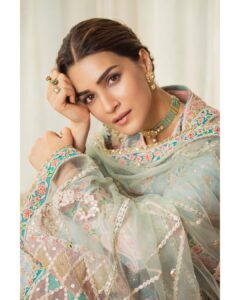 Kriti Sanon Instagram - And it has begun.. Big Day Tomorrow ♥️🙏🏻 The love from Hyderabad has filled my heart with positivity! 🙏🏻🥹 #AdipurushTrailer releases tomorrow 9th May at 1:53pm ! ♥️🙏🏻🧿 #JaiSiyaRam #Adipurush