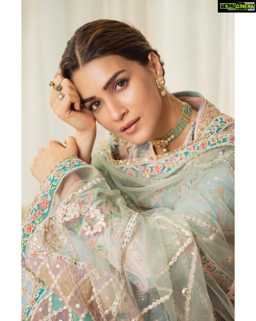 Kriti Sanon Instagram - And it has begun.. Big Day Tomorrow ♥️🙏🏻 The love from Hyderabad has filled my heart with positivity! 🙏🏻🥹 #AdipurushTrailer releases tomorrow 9th May at 1:53pm ! ♥️🙏🏻🧿 #JaiSiyaRam #Adipurush