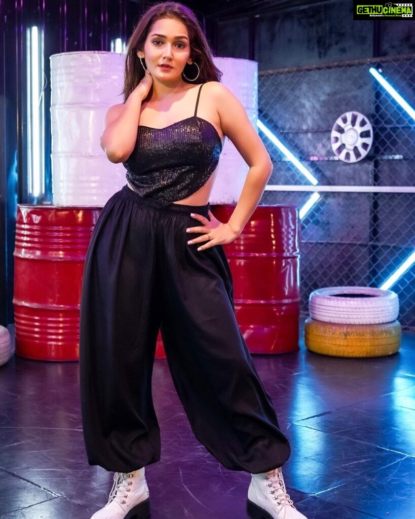 Kritika Sharma Instagram - 🖤 Which picture you like the most comment below ! Outfit Top @thegroomingcollection Pants and earrings @kaushikibajpai_ Styling by @the_neerajpandey 🎥 @mohitpanwarofficial #black #girl #model #trend #viral #explorepage✨ Mumbai, Maharashtra