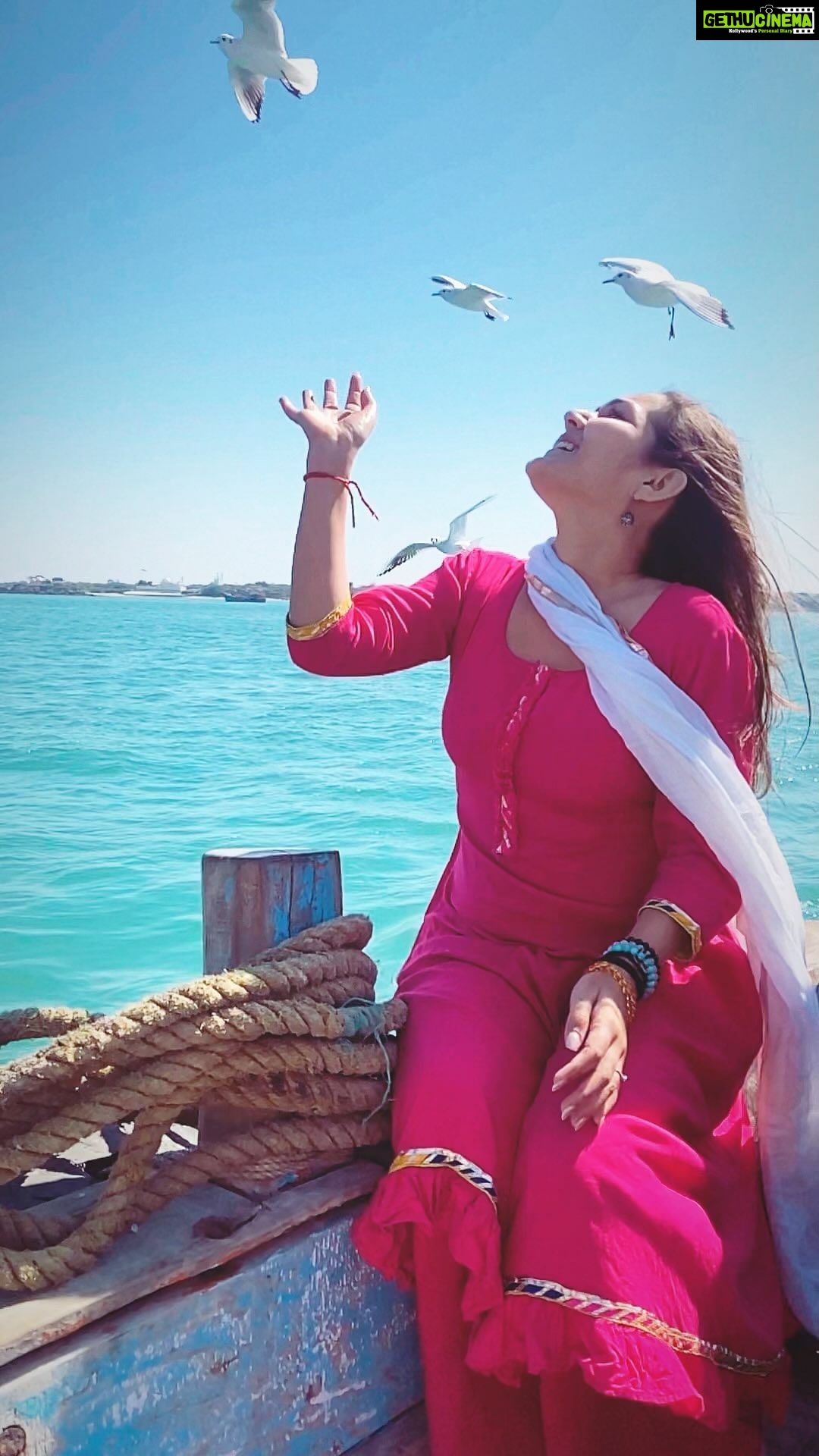 Kritika Sharma Instagram - Choti choti khushiyaan ! Share yours in comments would love to know your choti choti khushiyaan! #reels #reelsinstagram #trendingreels #dwarka #boatride #gujrat #spritiual #travel #indian #india #girl #traditional #seagulls