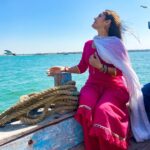 Kritika Sharma Instagram - Sukoon ✨ #somnath #shiv #sea #seaview #gujrat #ocean #betdwarka #dwarka #boatride #boat #girl #indian #india #traditionalwear #kurta Dwarka, Gujarat