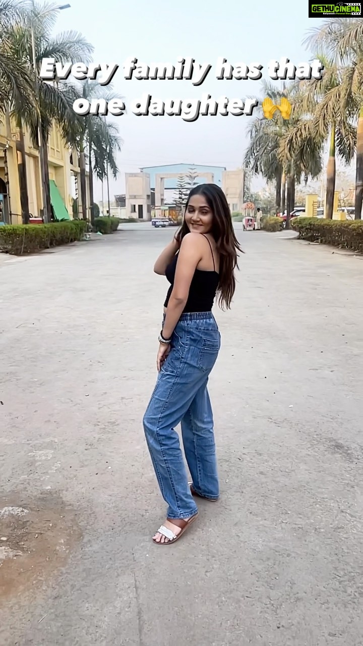 Kritika Sharma Instagram - Comment below if you are that daughter of your family! We relate girl! #reels #reelsinstagram #reelsvideo #reelkarofeelkaro #reelitfeelit❤️❤️ #trendingreels #girl #daughter #relateable #family