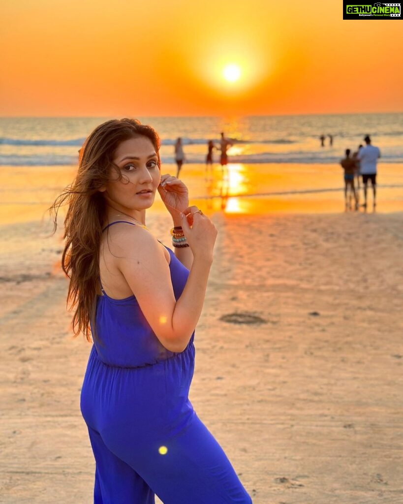 Kritika Sharma Instagram - Look for the magic in every moment! #sunset #goa #goadiaries #goabeach #sea #sharmasisters #siblings #vacation #goa2023 Goa