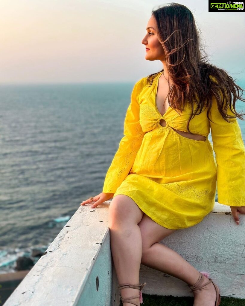 Kritika Sharma Instagram - Catching the beautiful sunsets of Goa ! #sunset #goa #goadiaries #goansunsets✨ #seaview #sea #ocean #vacation #sharmasisters #model
