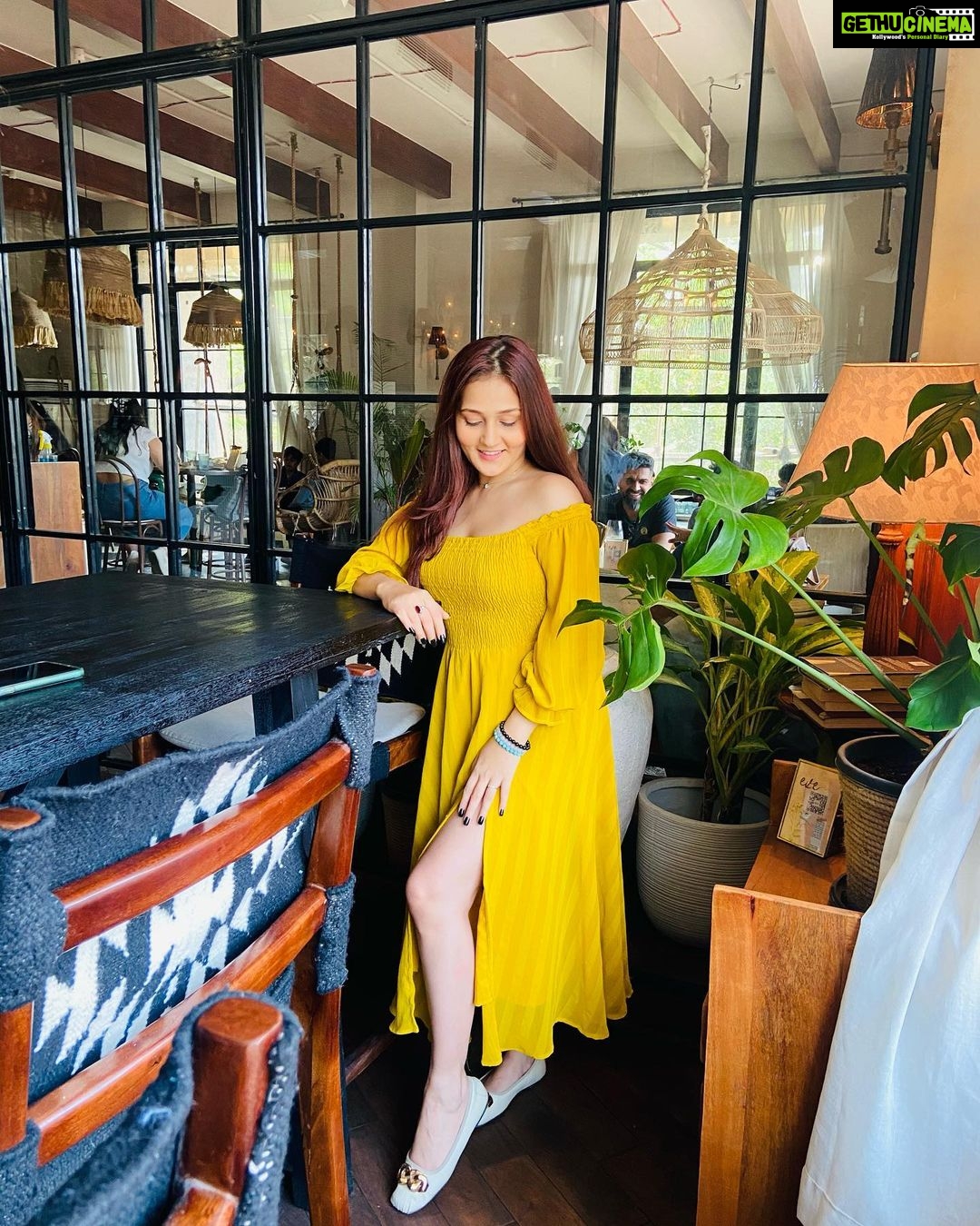 Kritika Sharma Instagram - A day filled with good decor , good food and good company ❤️ @evebombay @sama__0810 Mumbai, Maharashtra