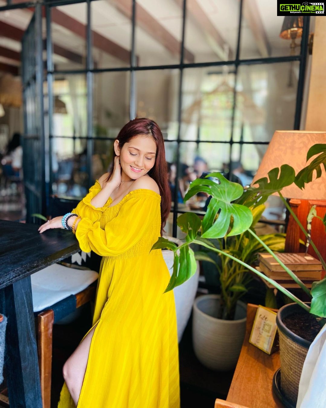 Kritika Sharma Instagram - A day filled with good decor , good food and good company ❤️ @evebombay @sama__0810 Mumbai, Maharashtra