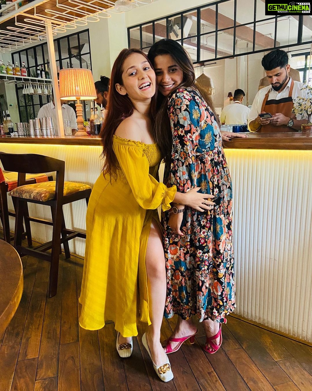 Kritika Sharma Instagram - A day filled with good decor , good food and good company ❤️ @evebombay @sama__0810 Mumbai, Maharashtra