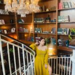 Kritika Sharma Instagram - A day filled with good decor , good food and good company ❤️ @evebombay @sama__0810 Mumbai, Maharashtra