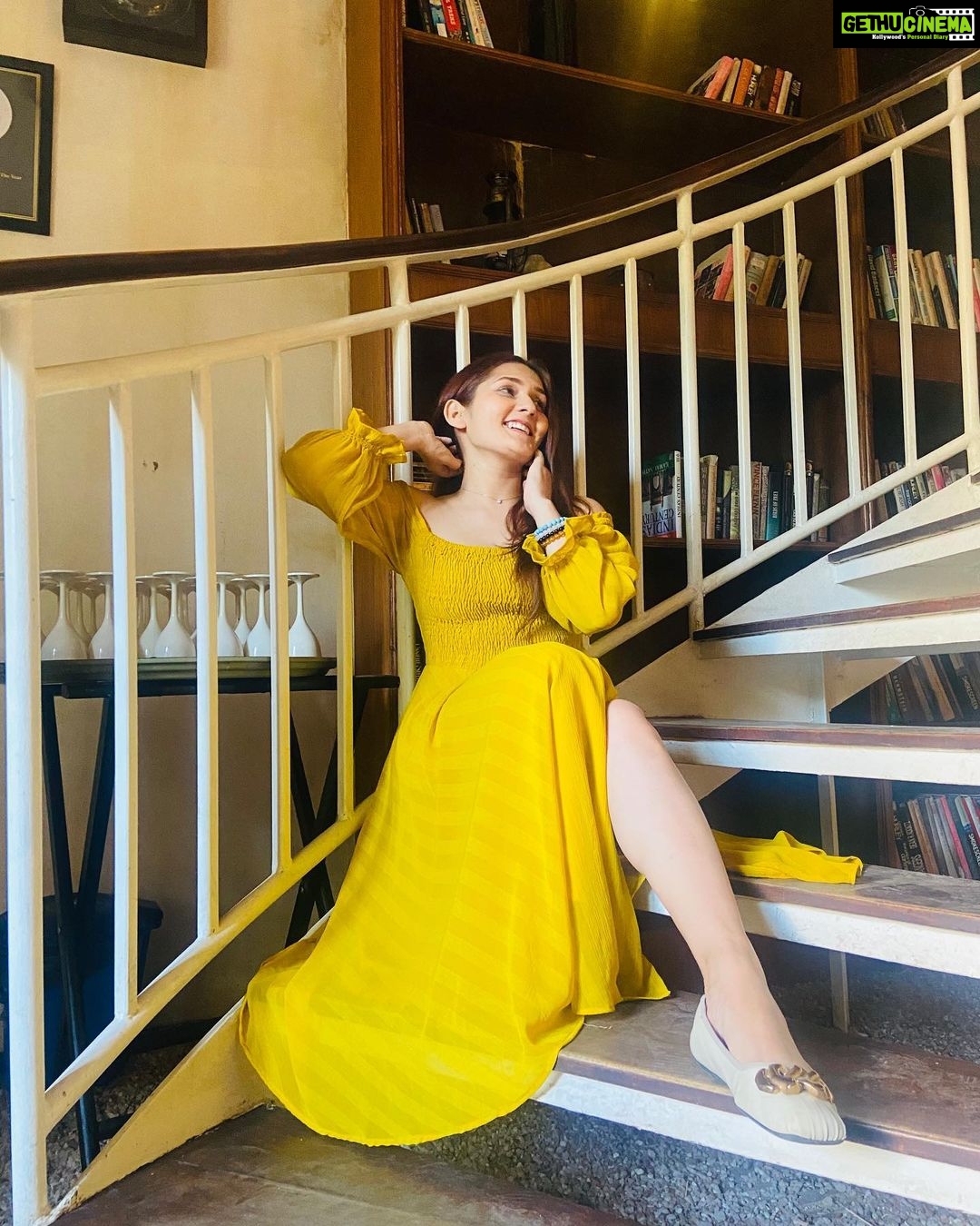 Kritika Sharma Instagram - A day filled with good decor , good food and good company ❤️ @evebombay @sama__0810 Mumbai, Maharashtra
